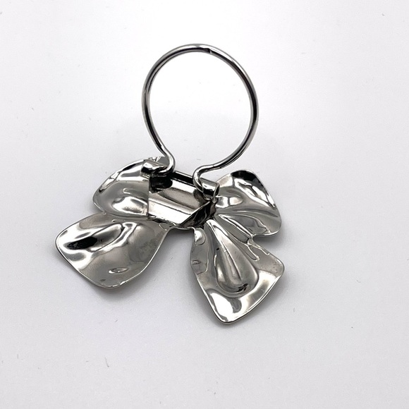 VINTAGE 1980S SILVER TONE SCARF CLIP TIED BOW 1.5" - Picture 2 of 2